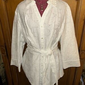 Peter Nygard white Textured Belted Top w/ Understated Silvertone necklace